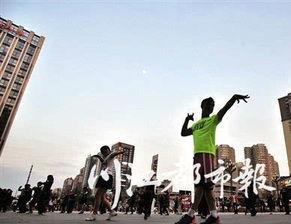 內(nèi)江交誼廣場(chǎng)舞網(wǎng)紅,舞動(dòng)青春，點(diǎn)亮城市夜空