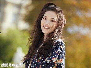 明星比v手勢(shì),傳遞正能量與勝利信念