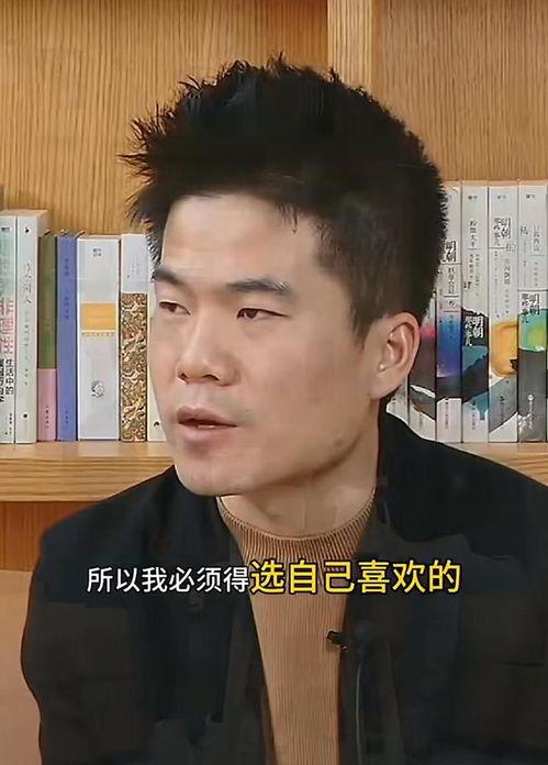 董宇輝在線吃瓜,趣味橫生展現(xiàn)“帶貨”新方式